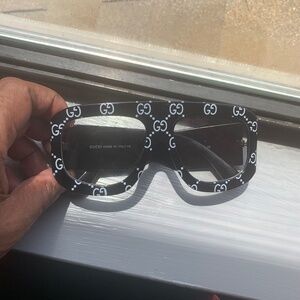 Black Gucci white monogram frame (unisex)